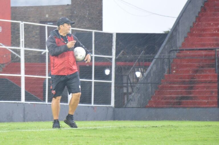 Walter Perazzo tiene dudas de cara al cotejo con Güemes. Prensa Patronato