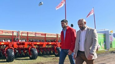 El gobernador Pullaro y el ministro Puccini durante la visita a Expoagro. Gobierno de la Provincia