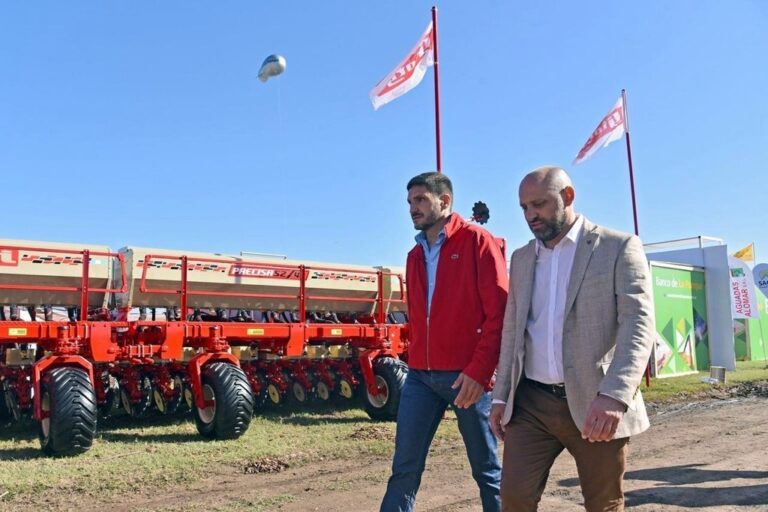 El gobernador Pullaro y el ministro Puccini durante la visita a Expoagro. Gobierno de la Provincia