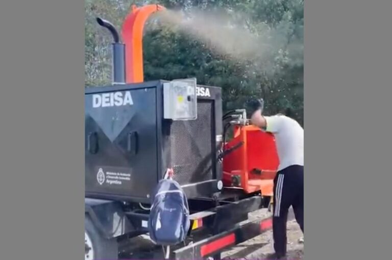 La chipeadora convierte los residuos de poda en pequeños chips o astillas que ocupan menos espacio que las ramas y los troncos