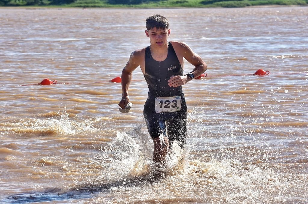 Los triatletas debieron nadar unos 900 metros. Gentileza Horacio Quiroz