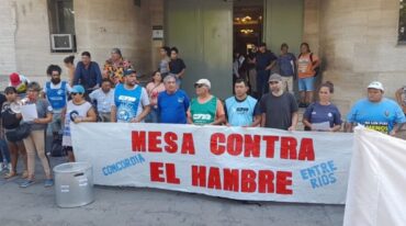 Integrantes de la Mesa Contra el Hambre se hicieron oír con una marcha y protesta frente a las oficinas de la Subsecretaría de Desarrollo Social de Concordia.