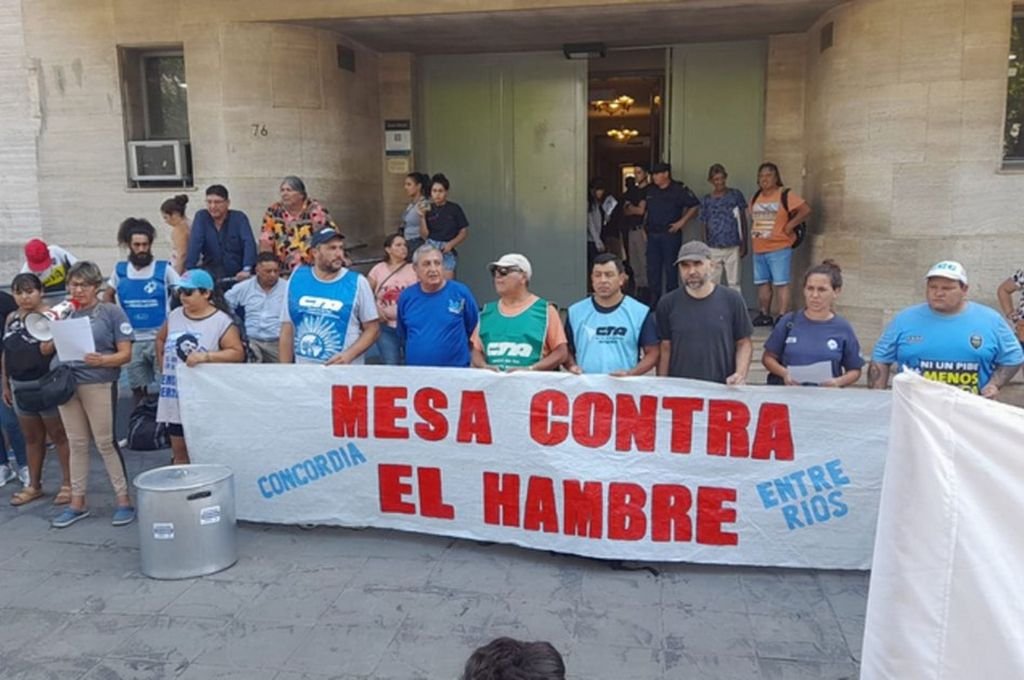 Integrantes de la Mesa Contra el Hambre se hicieron oír con una marcha y protesta frente a las oficinas de la Subsecretaría de Desarrollo Social de Concordia.
