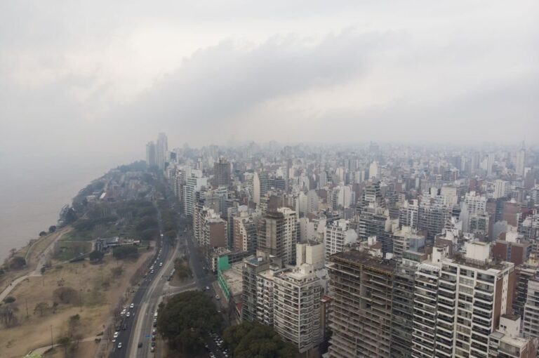 El humo de la quema en las islas llegó a cubrir la ciudad de Rosario por varios días. Foto: Archivo.