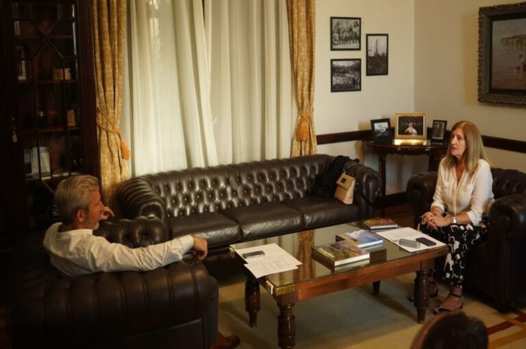 El gobernador recibió a la intendenta de Paraná.