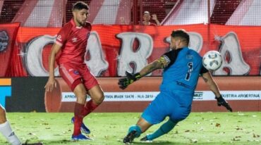 La definición de Romero en el 1-0 ante la salida de Broun. Prensa Argentinos