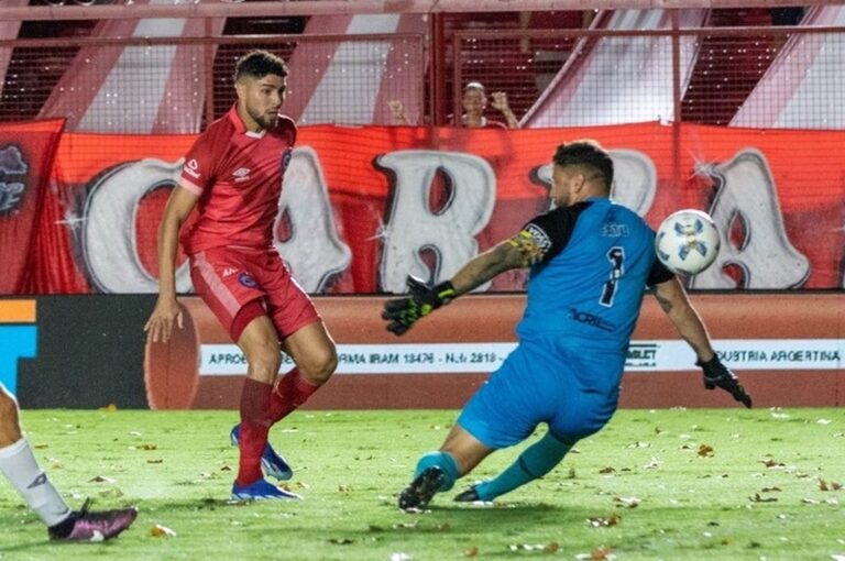 La definición de Romero en el 1-0 ante la salida de Broun. Prensa Argentinos