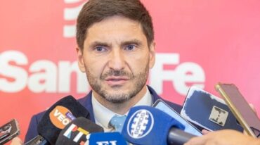 Pullaro en Casa de Gobierno tras la firma de un convenio con la Casa Juan Diego para acompañar a la entidad que trabajo con adolescentes con problemas de adicciones. Habló con los medios a los cien días de iniciar se gobierno. Gobierno de la Provincia