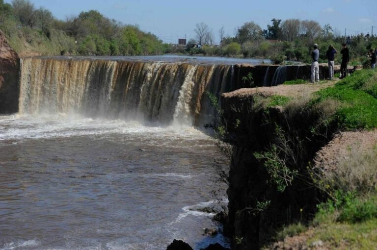 Las obras de este trabajo se desarrollan en dos etapas: la primera prevé el reacondicionamiento estructural del puente Molino Blanco y la protección de la cascada para detener el retroceso de la misma. Foto: Archivo.