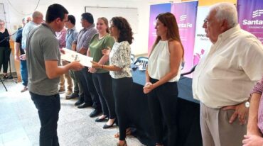 También el senador Osvaldo Sosa se mostró orgulloso de poder estar en este acto y agradeció la invitación de la ministra Tejeda 'en un gesto que demuestra que las diferencias políticas se dejan de lado cuando se gobierna'. Gentileza