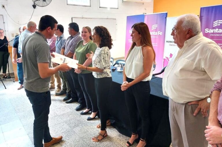 También el senador Osvaldo Sosa se mostró orgulloso de poder estar en este acto y agradeció la invitación de la ministra Tejeda 'en un gesto que demuestra que las diferencias políticas se dejan de lado cuando se gobierna'. Gentileza