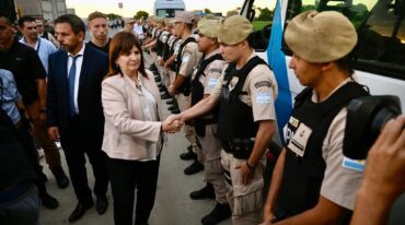 La semana pasada la ministra recibió en persona a los efectivos que llegaron al sur santafesino. Marcelo Manera