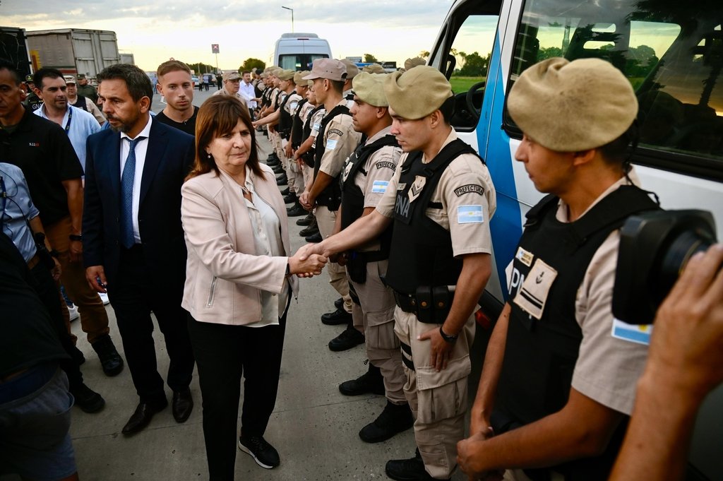 La semana pasada la ministra recibió en persona a los efectivos que llegaron al sur santafesino. Marcelo Manera