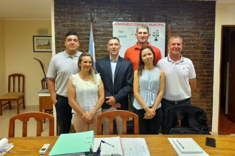 Los seis integrantes del cuerpo legislativo de la ciudad de Sastre. gentileza