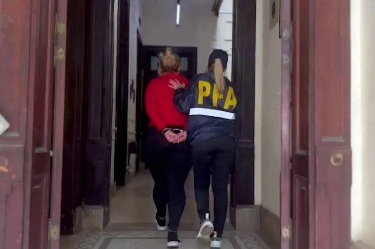 Se arrestaron a las dos mujeres y a un tercer implicado por posesión de drogas. Captura de video