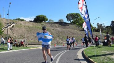La carrera que evoca a los héroes de Malvinas tiene manifestaciones por la soberanía argentina en los participantes y en el público. Luis Gómez