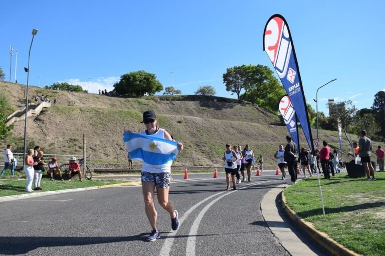 La carrera que evoca a los héroes de Malvinas tiene manifestaciones por la soberanía argentina en los participantes y en el público. Luis Gómez