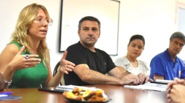 En tanto la diputada provincial Jimena Senn señaló que junto a presidentes comunales de nuestro departamento recibimos a funcionarios de Hábitat de la Provincia. Gentileza