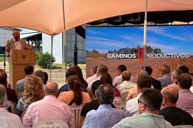 El objetivo es contar con mejores caminos para la producción rural santafesina. Gobierno de la Provincia