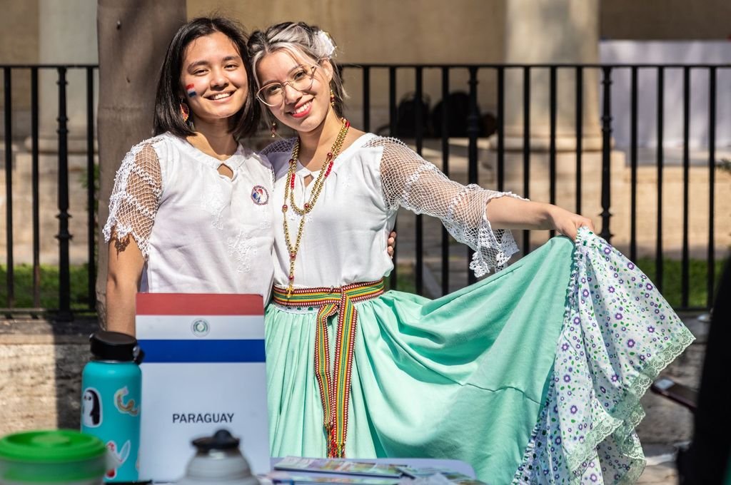 En el encuentro se compartieron videos de presentación de la Universidad y la provincia y se realizó una muestra musical y de danzas típicas argentinas. En el cierre
