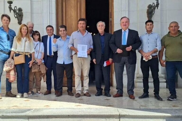 Los legisladores y parte de la comunidad del pequeño poblado del norte santafesino