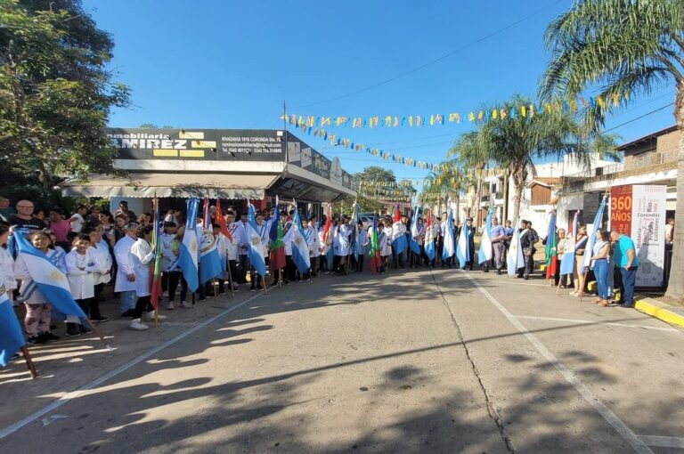 Numerosa presencia de instituciones educativas con sus abanderados y escoltas