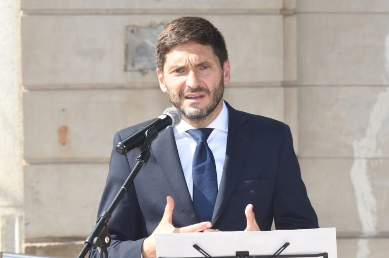 Se anticipó además que se está trabajando en un proyecto para que quede establecido por ley que 'cada persona que ingresa a la gestión con un cargo político