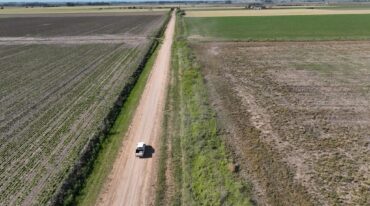'Por estas lluvias reiteradas los caminos rurales se vieron afectados. Es por ello que una vez que mejoren las condiciones climáticas comenzaremos con una serie de trabajos para recuperar la red vial rural de cara a la cosecha gruesa y permitiendo a los tambos del distrito sacar la producción en caminos óptimos'. Gentileza
