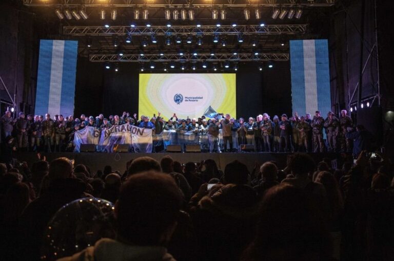 Entre los momentos emotivos del homenaje a los caídos