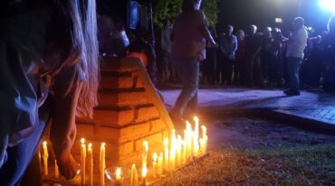 Los concurrentes se dieron cita en la intersección de Av. España y Pte Perón para caminar a paso lento hacia el sector de la plaza Sarmiento. gentileza