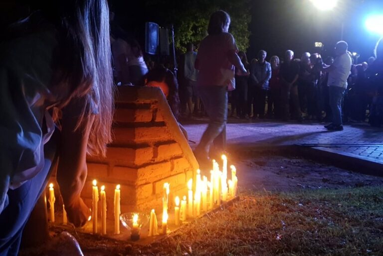 Los concurrentes se dieron cita en la intersección de Av. España y Pte Perón para caminar a paso lento hacia el sector de la plaza Sarmiento. gentileza