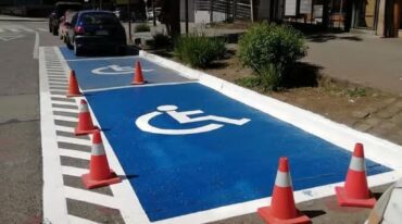 El artículo primero de la normativa propone crear la 'red de estacionamiento prioritario para personas con discapacidad motriz'