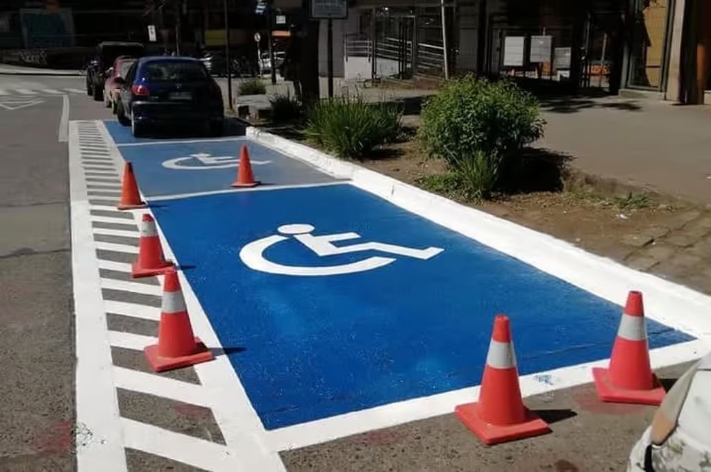 El artículo primero de la normativa propone crear la 'red de estacionamiento prioritario para personas con discapacidad motriz'