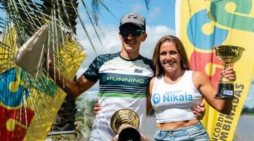 Los hermanos Alejandro y María Constanza Ricagno celebraron la obtención de sendos campeonatos del Circuito Provincial Jeep. Foto: ACPC