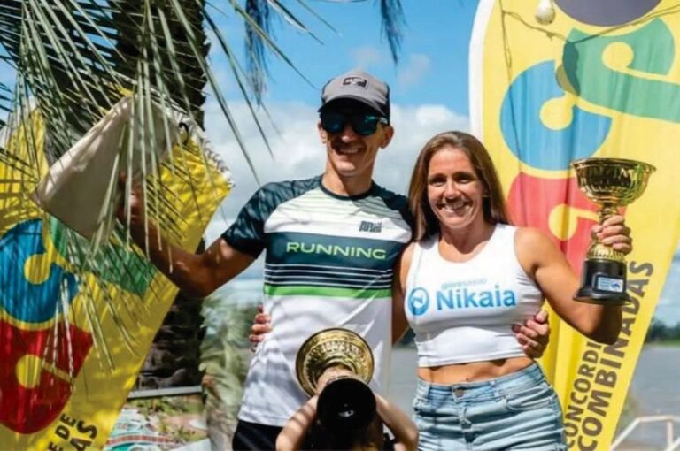 Los hermanos Alejandro y María Constanza Ricagno celebraron la obtención de sendos campeonatos del Circuito Provincial Jeep. Foto: ACPC