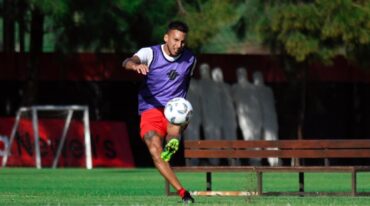 Vangioni podría reemplazar al suspendido Glavinovich en la defensa "leprosa". gentileza