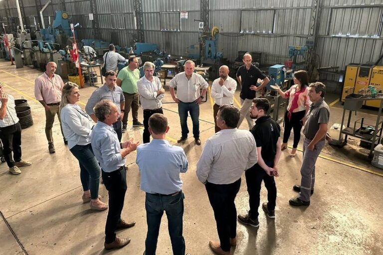 Los funcionarios durante las actividades en localidades del departamento San Cristóbal. Gobierno de la Provincia