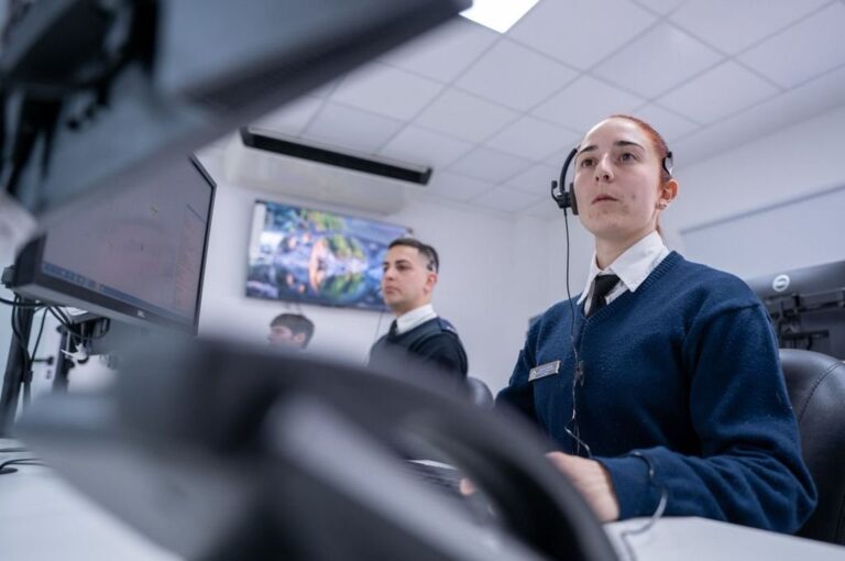 'Nuestros operadores están altamente capacitados para cualquier tipo de emergencia. Tenemos capacitaciones periódicas en el área de telefonía