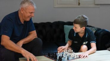 Adolfo Schweighofer y su hijo Adolfo jugando al ajedrez en la sala de estar de su casa Gentileza