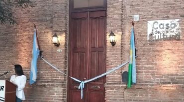 El Jefe Comunal señaló que la Casa de la Cultura se erige en un espacio que la comuna remodeló y que incluyó durante el acto de apertura la presentación de un mural de una artista plástica de Pilar. Gentileza
