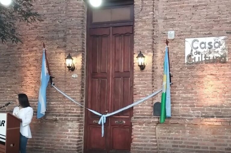 El Jefe Comunal señaló que la Casa de la Cultura se erige en un espacio que la comuna remodeló y que incluyó durante el acto de apertura la presentación de un mural de una artista plástica de Pilar. Gentileza