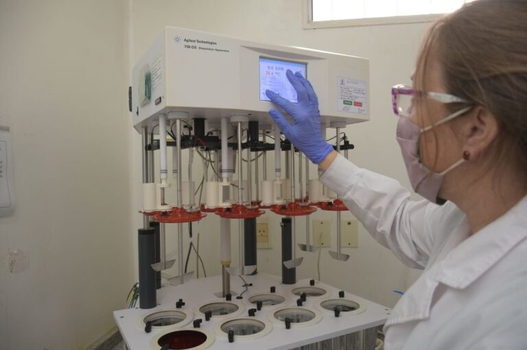 El enfoque principal de la conferencia fue la producción de repelentes por parte del Laboratorio Industrial Farmacéutico (LIF)