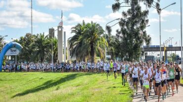Es la única en el país que mantiene el homenaje a quienes defendieron la causa y contó con un gran número de espectadores en distintos puntos del recorrido. Gentileza Running Time