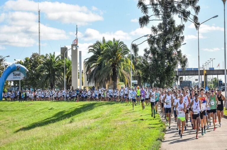 Es la única en el país que mantiene el homenaje a quienes defendieron la causa y contó con un gran número de espectadores en distintos puntos del recorrido. Gentileza Running Time