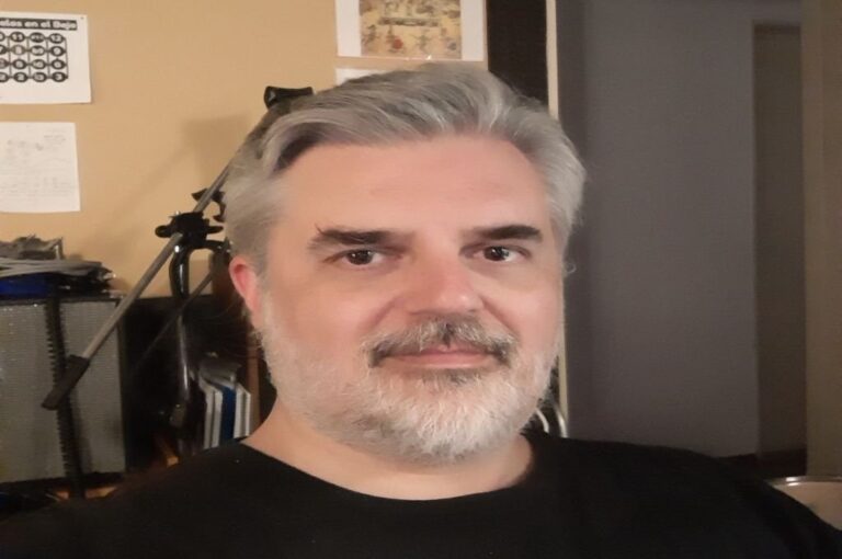 Pablo Crash Solomonoff nació en Rosario el 23 de enero de 1972. Es escritor