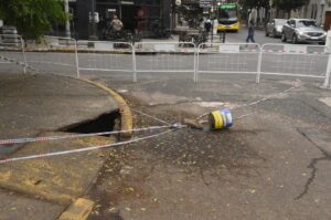 Este martes comenzó la inspección del socavón de Bv. Pellegrini y 9 de Julio. Luis Cetraro.