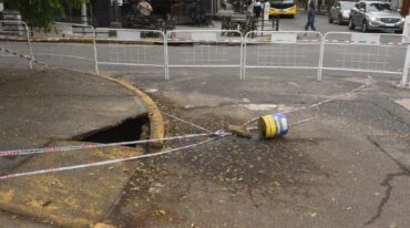 Este martes comenzó la inspección del socavón de Bv. Pellegrini y 9 de Julio. Luis Cetraro.