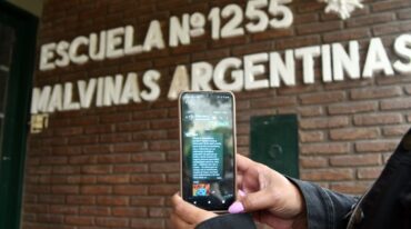Muchos alumnos junto a sus padres se concentraron frente a la escuela a la espera de alguna respuesta.  Flavio Raina