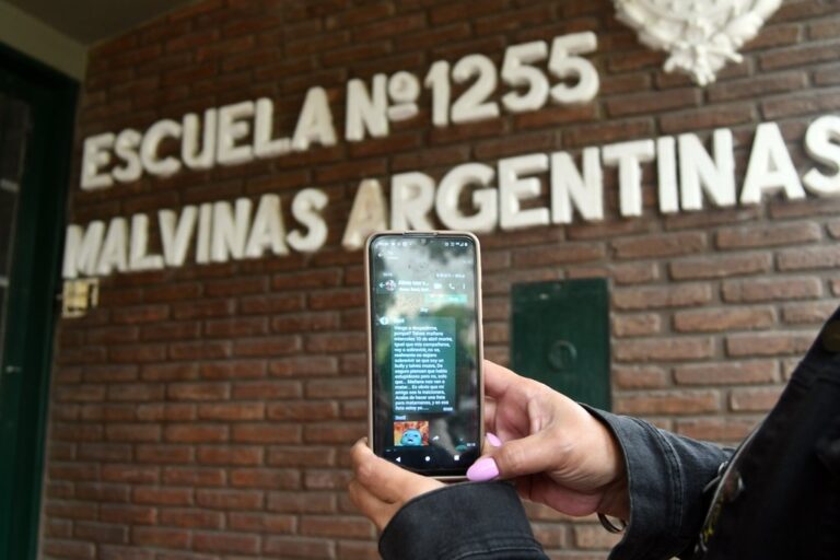 Muchos alumnos junto a sus padres se concentraron frente a la escuela a la espera de alguna respuesta.  Flavio Raina