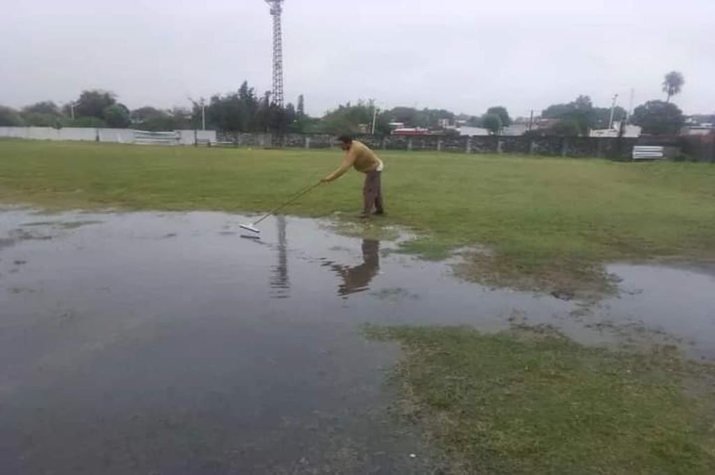 Así lucía la cancha de Peñarol tras la lluvia del sábado. Gentileza Minuto a Minuto